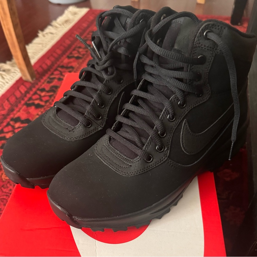 Brand New (never tried on) Nike Manoadome Mens Hi Top Trainers